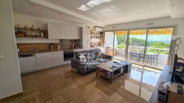 MARINA BAIE DES ANGES  - BEL APPARTEMENT 3/4 PIÈCES AVEC TERRASSE ET VUE DÉGAGÉE