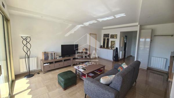 MARINA BAIE DES ANGES  - BEL APPARTEMENT 3/4 PIÈCES AVEC TERRASSE ET VUE DÉGAGÉE