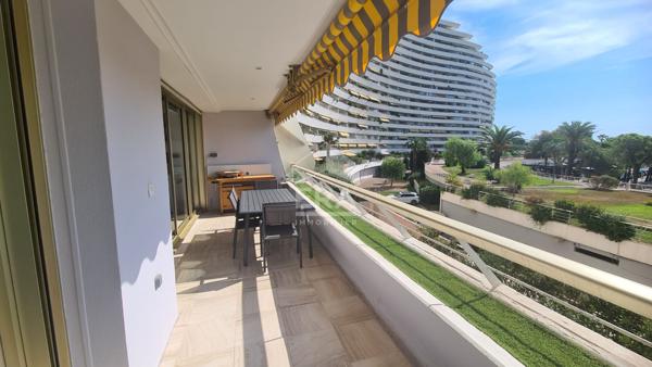 MARINA BAIE DES ANGES  - BEL APPARTEMENT 3/4 PIÈCES AVEC TERRASSE ET VUE DÉGAGÉE