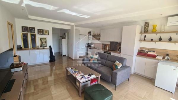 MARINA BAIE DES ANGES  - BEL APPARTEMENT 3/4 PIÈCES AVEC TERRASSE ET VUE DÉGAGÉE