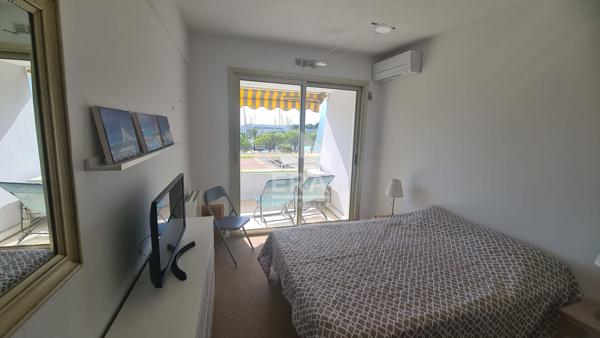 MARINA BAIE DES ANGES  - BEL APPARTEMENT 3/4 PIÈCES AVEC TERRASSE ET VUE DÉGAGÉE