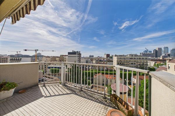 4/5 pièces en dernier étage avec balcon, terrasse, cave et parking. À rénover.