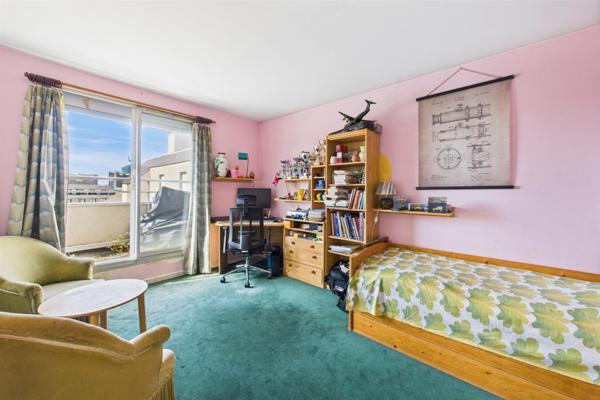 4/5 pièces en dernier étage avec balcon, terrasse, cave et parking. À rénover.