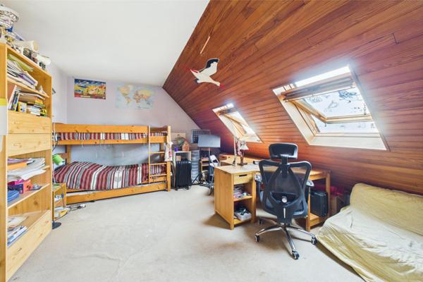 4/5 pièces en dernier étage avec balcon, terrasse, cave et parking. À rénover.