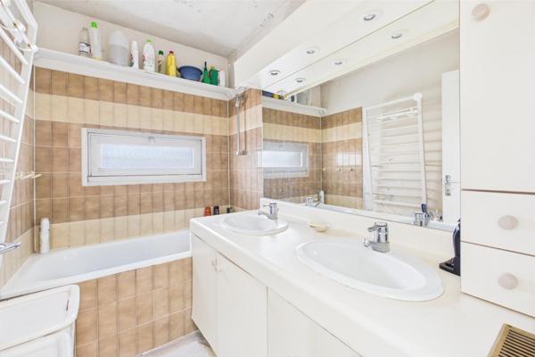 4/5 pièces en dernier étage avec balcon, terrasse, cave et parking. À rénover.