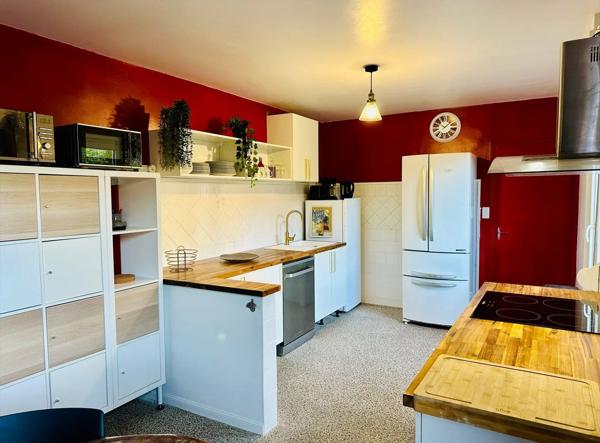 Location                                                      Appartement
                        
                     13 pièces                      272 m2                     à Saint-Quentin