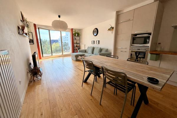 CHENAIE - Chaleureux duplex au calme comprenant 3 chambres, deux terrasses. Deux places de pkg en sous sol.