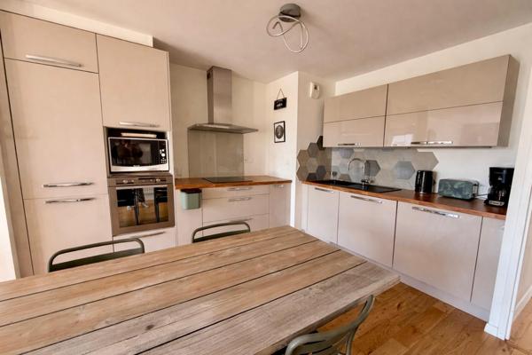 CHENAIE - Chaleureux duplex au calme comprenant 3 chambres, deux terrasses. Deux places de pkg en sous sol.