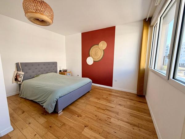 CHENAIE - Chaleureux duplex au calme comprenant 3 chambres, deux terrasses. Deux places de pkg en sous sol.