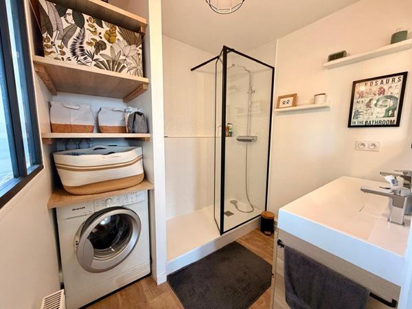 CHENAIE - Chaleureux duplex au calme comprenant 3 chambres, deux terrasses. Deux places de pkg en sous sol.