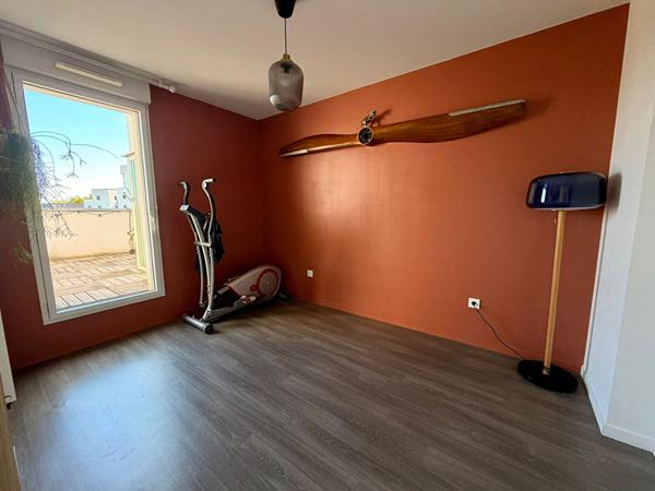 CHENAIE - Chaleureux duplex au calme comprenant 3 chambres, deux terrasses. Deux places de pkg en sous sol.