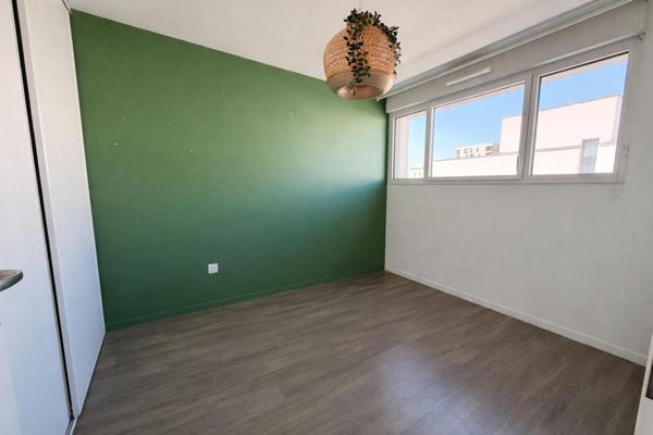 CHENAIE - Chaleureux duplex au calme comprenant 3 chambres, deux terrasses. Deux places de pkg en sous sol.