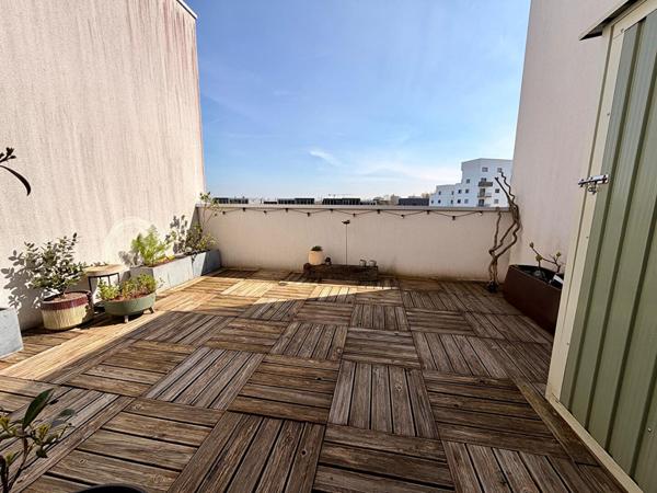 CHENAIE - Chaleureux duplex au calme comprenant 3 chambres, deux terrasses. Deux places de pkg en sous sol.