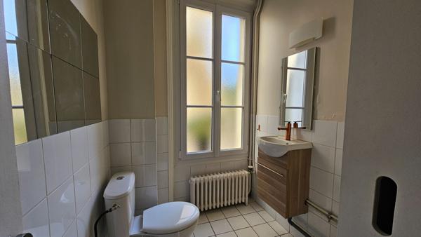 LOCAL COMMERCIAL 2 PIECES 47m² -
