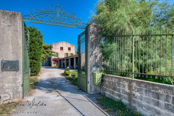 Bastide Ancien Moulin à SALON DE PROVENCE (13) 400 m² et plus de 4000m² de terrain