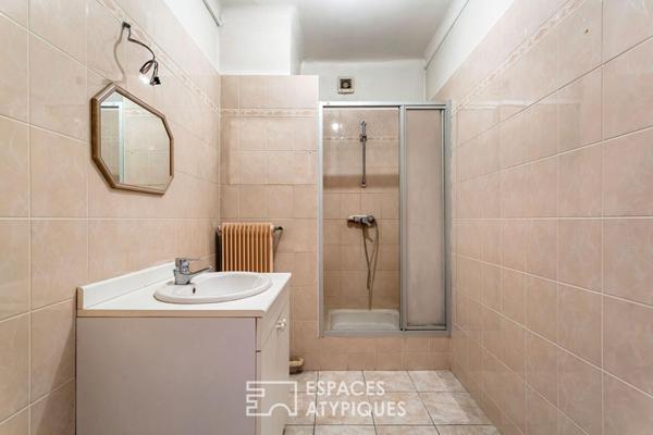 Appartement de caractère avec parquet massif et beau potentiel – Villeurbanne centre
