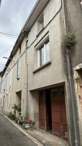Maison de village plein centre .