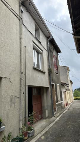 Maison de village plein centre .