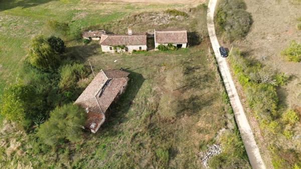 Ancienne ferme à restaurer sur 18ha de prés au bord de la rivière Lère.