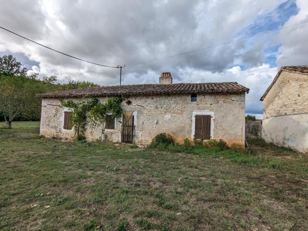 Ancienne ferme à restaurer sur 18ha de prés au bord de la rivière Lère.