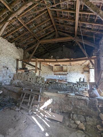 Ancienne ferme à restaurer sur 18ha de prés au bord de la rivière Lère.