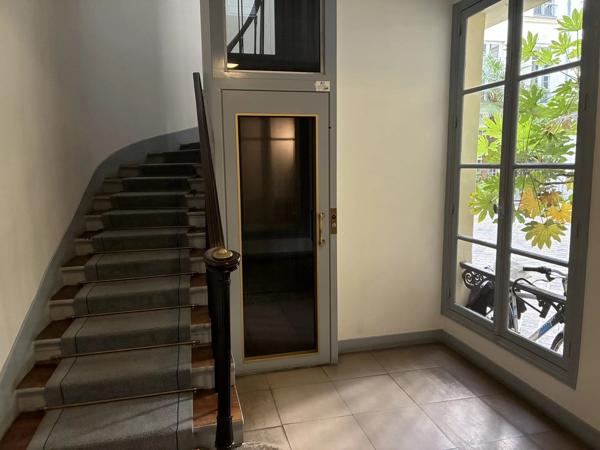 Vente                                                      Appartement
                        
                     1 pièces                      13 m2                     à Paris 9