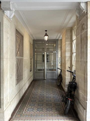 Vente                                                      Appartement
                        
                     1 pièces                      13 m2                     à Paris 9