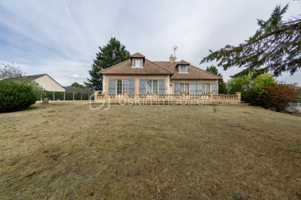 Située dans un environnement calme et verdoyant à Niherne, à seulement 10 minutes de Châteauroux, cette maison familiale de 130 m² habitables environ offre un cadre de vie généreux, avec de beaux volumes et un terrain arboré exceptionnel de 3 554 m².

Au rez-de-chaussée, une entrée avec couloir dessert un salon lumineux, une salle à manger équipée d' un Pac AIR/AIR et une cuisine équipée. Trois chambres avec placards intégrés, une salle d'eau et un WC complètent ce niveau.

À l'étage, vous découvrirez un palier, un bureau avec rangement, une salle de bain avec WC, ainsi que deux chambres avec rangement, idéale pour accueillir toute la famille.

Le sous-sol, d'une surface totale équivalente au rez-de-chaussée, propose un espace garde-manger, un garage, une cave et une buanderie/chaufferie. 
Un vrai atout pour le rangement et le confort du quotidien.

L'extérieur ne déçoit pas : terrasse avant et terrasse arrière, jardin arboré, le tout sur un terrain de 3 554 m².