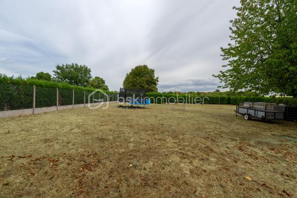 Située dans un environnement calme et verdoyant à Niherne, à seulement 10 minutes de Châteauroux, cette maison familiale de 130 m² habitables environ offre un cadre de vie généreux, avec de beaux volumes et un terrain arboré exceptionnel de 3 554 m².

Au rez-de-chaussée, une entrée avec couloir dessert un salon lumineux, une salle à manger équipée d' un Pac AIR/AIR et une cuisine équipée. Trois chambres avec placards intégrés, une salle d'eau et un WC complètent ce niveau.

À l'étage, vous découvrirez un palier, un bureau avec rangement, une salle de bain avec WC, ainsi que deux chambres avec rangement, idéale pour accueillir toute la famille.

Le sous-sol, d'une surface totale équivalente au rez-de-chaussée, propose un espace garde-manger, un garage, une cave et une buanderie/chaufferie. 
Un vrai atout pour le rangement et le confort du quotidien.

L'extérieur ne déçoit pas : terrasse avant et terrasse arrière, jardin arboré, le tout sur un terrain de 3 554 m².