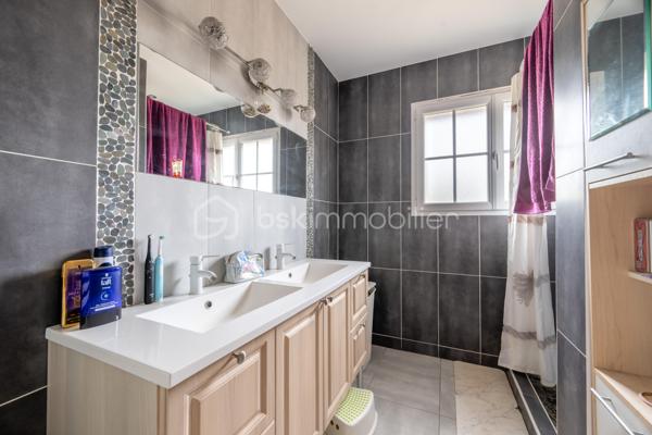 Située dans un environnement calme et verdoyant à Niherne, à seulement 10 minutes de Châteauroux, cette maison familiale de 130 m² habitables environ offre un cadre de vie généreux, avec de beaux volumes et un terrain arboré exceptionnel de 3 554 m².

Au rez-de-chaussée, une entrée avec couloir dessert un salon lumineux, une salle à manger équipée d' un Pac AIR/AIR et une cuisine équipée. Trois chambres avec placards intégrés, une salle d'eau et un WC complètent ce niveau.

À l'étage, vous découvrirez un palier, un bureau avec rangement, une salle de bain avec WC, ainsi que deux chambres avec rangement, idéale pour accueillir toute la famille.

Le sous-sol, d'une surface totale équivalente au rez-de-chaussée, propose un espace garde-manger, un garage, une cave et une buanderie/chaufferie. 
Un vrai atout pour le rangement et le confort du quotidien.

L'extérieur ne déçoit pas : terrasse avant et terrasse arrière, jardin arboré, le tout sur un terrain de 3 554 m².