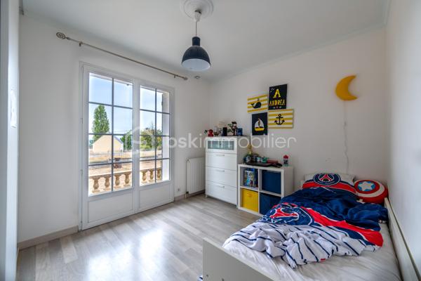 Située dans un environnement calme et verdoyant à Niherne, à seulement 10 minutes de Châteauroux, cette maison familiale de 130 m² habitables environ offre un cadre de vie généreux, avec de beaux volumes et un terrain arboré exceptionnel de 3 554 m².

Au rez-de-chaussée, une entrée avec couloir dessert un salon lumineux, une salle à manger équipée d' un Pac AIR/AIR et une cuisine équipée. Trois chambres avec placards intégrés, une salle d'eau et un WC complètent ce niveau.

À l'étage, vous découvrirez un palier, un bureau avec rangement, une salle de bain avec WC, ainsi que deux chambres avec rangement, idéale pour accueillir toute la famille.

Le sous-sol, d'une surface totale équivalente au rez-de-chaussée, propose un espace garde-manger, un garage, une cave et une buanderie/chaufferie. 
Un vrai atout pour le rangement et le confort du quotidien.

L'extérieur ne déçoit pas : terrasse avant et terrasse arrière, jardin arboré, le tout sur un terrain de 3 554 m².