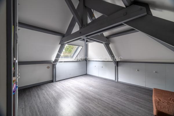 Située dans un environnement calme et verdoyant à Niherne, à seulement 10 minutes de Châteauroux, cette maison familiale de 130 m² habitables environ offre un cadre de vie généreux, avec de beaux volumes et un terrain arboré exceptionnel de 3 554 m².

Au rez-de-chaussée, une entrée avec couloir dessert un salon lumineux, une salle à manger équipée d' un Pac AIR/AIR et une cuisine équipée. Trois chambres avec placards intégrés, une salle d'eau et un WC complètent ce niveau.

À l'étage, vous découvrirez un palier, un bureau avec rangement, une salle de bain avec WC, ainsi que deux chambres avec rangement, idéale pour accueillir toute la famille.

Le sous-sol, d'une surface totale équivalente au rez-de-chaussée, propose un espace garde-manger, un garage, une cave et une buanderie/chaufferie. 
Un vrai atout pour le rangement et le confort du quotidien.

L'extérieur ne déçoit pas : terrasse avant et terrasse arrière, jardin arboré, le tout sur un terrain de 3 554 m².