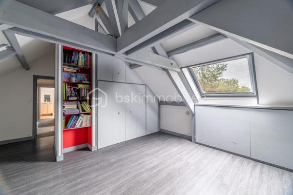 Située dans un environnement calme et verdoyant à Niherne, à seulement 10 minutes de Châteauroux, cette maison familiale de 130 m² habitables environ offre un cadre de vie généreux, avec de beaux volumes et un terrain arboré exceptionnel de 3 554 m².

Au rez-de-chaussée, une entrée avec couloir dessert un salon lumineux, une salle à manger équipée d' un Pac AIR/AIR et une cuisine équipée. Trois chambres avec placards intégrés, une salle d'eau et un WC complètent ce niveau.

À l'étage, vous découvrirez un palier, un bureau avec rangement, une salle de bain avec WC, ainsi que deux chambres avec rangement, idéale pour accueillir toute la famille.

Le sous-sol, d'une surface totale équivalente au rez-de-chaussée, propose un espace garde-manger, un garage, une cave et une buanderie/chaufferie. 
Un vrai atout pour le rangement et le confort du quotidien.

L'extérieur ne déçoit pas : terrasse avant et terrasse arrière, jardin arboré, le tout sur un terrain de 3 554 m².