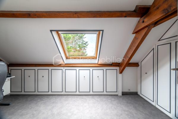 Située dans un environnement calme et verdoyant à Niherne, à seulement 10 minutes de Châteauroux, cette maison familiale de 130 m² habitables environ offre un cadre de vie généreux, avec de beaux volumes et un terrain arboré exceptionnel de 3 554 m².

Au rez-de-chaussée, une entrée avec couloir dessert un salon lumineux, une salle à manger équipée d' un Pac AIR/AIR et une cuisine équipée. Trois chambres avec placards intégrés, une salle d'eau et un WC complètent ce niveau.

À l'étage, vous découvrirez un palier, un bureau avec rangement, une salle de bain avec WC, ainsi que deux chambres avec rangement, idéale pour accueillir toute la famille.

Le sous-sol, d'une surface totale équivalente au rez-de-chaussée, propose un espace garde-manger, un garage, une cave et une buanderie/chaufferie. 
Un vrai atout pour le rangement et le confort du quotidien.

L'extérieur ne déçoit pas : terrasse avant et terrasse arrière, jardin arboré, le tout sur un terrain de 3 554 m².