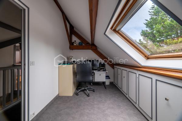 Située dans un environnement calme et verdoyant à Niherne, à seulement 10 minutes de Châteauroux, cette maison familiale de 130 m² habitables environ offre un cadre de vie généreux, avec de beaux volumes et un terrain arboré exceptionnel de 3 554 m².

Au rez-de-chaussée, une entrée avec couloir dessert un salon lumineux, une salle à manger équipée d' un Pac AIR/AIR et une cuisine équipée. Trois chambres avec placards intégrés, une salle d'eau et un WC complètent ce niveau.

À l'étage, vous découvrirez un palier, un bureau avec rangement, une salle de bain avec WC, ainsi que deux chambres avec rangement, idéale pour accueillir toute la famille.

Le sous-sol, d'une surface totale équivalente au rez-de-chaussée, propose un espace garde-manger, un garage, une cave et une buanderie/chaufferie. 
Un vrai atout pour le rangement et le confort du quotidien.

L'extérieur ne déçoit pas : terrasse avant et terrasse arrière, jardin arboré, le tout sur un terrain de 3 554 m².