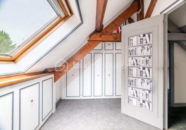 Située dans un environnement calme et verdoyant à Niherne, à seulement 10 minutes de Châteauroux, cette maison familiale de 130 m² habitables environ offre un cadre de vie généreux, avec de beaux volumes et un terrain arboré exceptionnel de 3 554 m².

Au rez-de-chaussée, une entrée avec couloir dessert un salon lumineux, une salle à manger équipée d' un Pac AIR/AIR et une cuisine équipée. Trois chambres avec placards intégrés, une salle d'eau et un WC complètent ce niveau.

À l'étage, vous découvrirez un palier, un bureau avec rangement, une salle de bain avec WC, ainsi que deux chambres avec rangement, idéale pour accueillir toute la famille.

Le sous-sol, d'une surface totale équivalente au rez-de-chaussée, propose un espace garde-manger, un garage, une cave et une buanderie/chaufferie. 
Un vrai atout pour le rangement et le confort du quotidien.

L'extérieur ne déçoit pas : terrasse avant et terrasse arrière, jardin arboré, le tout sur un terrain de 3 554 m².