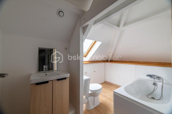 Située dans un environnement calme et verdoyant à Niherne, à seulement 10 minutes de Châteauroux, cette maison familiale de 130 m² habitables environ offre un cadre de vie généreux, avec de beaux volumes et un terrain arboré exceptionnel de 3 554 m².

Au rez-de-chaussée, une entrée avec couloir dessert un salon lumineux, une salle à manger équipée d' un Pac AIR/AIR et une cuisine équipée. Trois chambres avec placards intégrés, une salle d'eau et un WC complètent ce niveau.

À l'étage, vous découvrirez un palier, un bureau avec rangement, une salle de bain avec WC, ainsi que deux chambres avec rangement, idéale pour accueillir toute la famille.

Le sous-sol, d'une surface totale équivalente au rez-de-chaussée, propose un espace garde-manger, un garage, une cave et une buanderie/chaufferie. 
Un vrai atout pour le rangement et le confort du quotidien.

L'extérieur ne déçoit pas : terrasse avant et terrasse arrière, jardin arboré, le tout sur un terrain de 3 554 m².