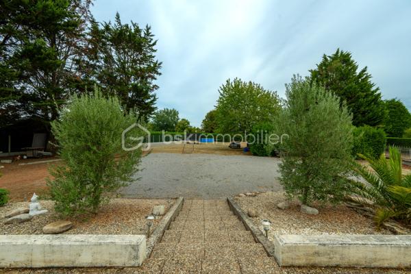 Située dans un environnement calme et verdoyant à Niherne, à seulement 10 minutes de Châteauroux, cette maison familiale de 130 m² habitables environ offre un cadre de vie généreux, avec de beaux volumes et un terrain arboré exceptionnel de 3 554 m².

Au rez-de-chaussée, une entrée avec couloir dessert un salon lumineux, une salle à manger équipée d' un Pac AIR/AIR et une cuisine équipée. Trois chambres avec placards intégrés, une salle d'eau et un WC complètent ce niveau.

À l'étage, vous découvrirez un palier, un bureau avec rangement, une salle de bain avec WC, ainsi que deux chambres avec rangement, idéale pour accueillir toute la famille.

Le sous-sol, d'une surface totale équivalente au rez-de-chaussée, propose un espace garde-manger, un garage, une cave et une buanderie/chaufferie. 
Un vrai atout pour le rangement et le confort du quotidien.

L'extérieur ne déçoit pas : terrasse avant et terrasse arrière, jardin arboré, le tout sur un terrain de 3 554 m².