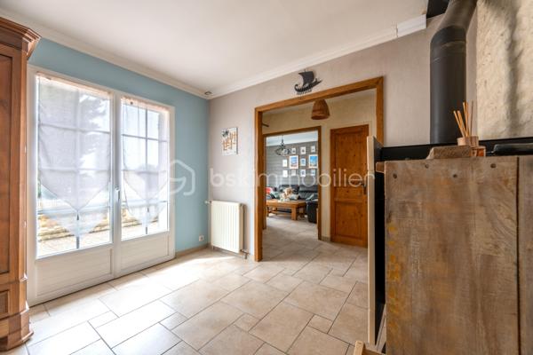 Située dans un environnement calme et verdoyant à Niherne, à seulement 10 minutes de Châteauroux, cette maison familiale de 130 m² habitables environ offre un cadre de vie généreux, avec de beaux volumes et un terrain arboré exceptionnel de 3 554 m².

Au rez-de-chaussée, une entrée avec couloir dessert un salon lumineux, une salle à manger équipée d' un Pac AIR/AIR et une cuisine équipée. Trois chambres avec placards intégrés, une salle d'eau et un WC complètent ce niveau.

À l'étage, vous découvrirez un palier, un bureau avec rangement, une salle de bain avec WC, ainsi que deux chambres avec rangement, idéale pour accueillir toute la famille.

Le sous-sol, d'une surface totale équivalente au rez-de-chaussée, propose un espace garde-manger, un garage, une cave et une buanderie/chaufferie. 
Un vrai atout pour le rangement et le confort du quotidien.

L'extérieur ne déçoit pas : terrasse avant et terrasse arrière, jardin arboré, le tout sur un terrain de 3 554 m².