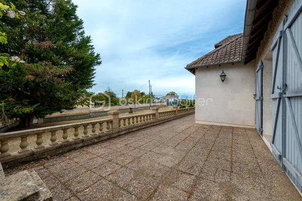 Située dans un environnement calme et verdoyant à Niherne, à seulement 10 minutes de Châteauroux, cette maison familiale de 130 m² habitables environ offre un cadre de vie généreux, avec de beaux volumes et un terrain arboré exceptionnel de 3 554 m².

Au rez-de-chaussée, une entrée avec couloir dessert un salon lumineux, une salle à manger équipée d' un Pac AIR/AIR et une cuisine équipée. Trois chambres avec placards intégrés, une salle d'eau et un WC complètent ce niveau.

À l'étage, vous découvrirez un palier, un bureau avec rangement, une salle de bain avec WC, ainsi que deux chambres avec rangement, idéale pour accueillir toute la famille.

Le sous-sol, d'une surface totale équivalente au rez-de-chaussée, propose un espace garde-manger, un garage, une cave et une buanderie/chaufferie. 
Un vrai atout pour le rangement et le confort du quotidien.

L'extérieur ne déçoit pas : terrasse avant et terrasse arrière, jardin arboré, le tout sur un terrain de 3 554 m².
