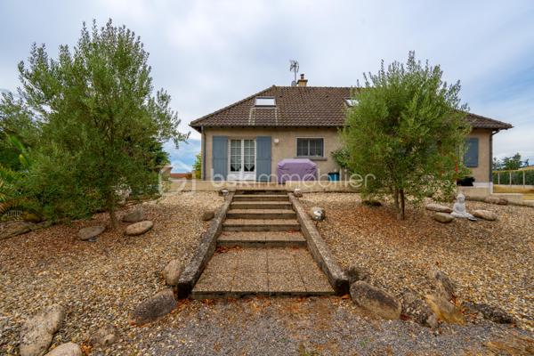 Située dans un environnement calme et verdoyant à Niherne, à seulement 10 minutes de Châteauroux, cette maison familiale de 130 m² habitables environ offre un cadre de vie généreux, avec de beaux volumes et un terrain arboré exceptionnel de 3 554 m².

Au rez-de-chaussée, une entrée avec couloir dessert un salon lumineux, une salle à manger équipée d' un Pac AIR/AIR et une cuisine équipée. Trois chambres avec placards intégrés, une salle d'eau et un WC complètent ce niveau.

À l'étage, vous découvrirez un palier, un bureau avec rangement, une salle de bain avec WC, ainsi que deux chambres avec rangement, idéale pour accueillir toute la famille.

Le sous-sol, d'une surface totale équivalente au rez-de-chaussée, propose un espace garde-manger, un garage, une cave et une buanderie/chaufferie. 
Un vrai atout pour le rangement et le confort du quotidien.

L'extérieur ne déçoit pas : terrasse avant et terrasse arrière, jardin arboré, le tout sur un terrain de 3 554 m².