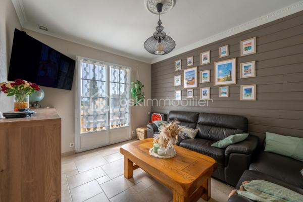 Située dans un environnement calme et verdoyant à Niherne, à seulement 10 minutes de Châteauroux, cette maison familiale de 130 m² habitables environ offre un cadre de vie généreux, avec de beaux volumes et un terrain arboré exceptionnel de 3 554 m².

Au rez-de-chaussée, une entrée avec couloir dessert un salon lumineux, une salle à manger équipée d' un Pac AIR/AIR et une cuisine équipée. Trois chambres avec placards intégrés, une salle d'eau et un WC complètent ce niveau.

À l'étage, vous découvrirez un palier, un bureau avec rangement, une salle de bain avec WC, ainsi que deux chambres avec rangement, idéale pour accueillir toute la famille.

Le sous-sol, d'une surface totale équivalente au rez-de-chaussée, propose un espace garde-manger, un garage, une cave et une buanderie/chaufferie. 
Un vrai atout pour le rangement et le confort du quotidien.

L'extérieur ne déçoit pas : terrasse avant et terrasse arrière, jardin arboré, le tout sur un terrain de 3 554 m².