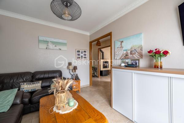 Située dans un environnement calme et verdoyant à Niherne, à seulement 10 minutes de Châteauroux, cette maison familiale de 130 m² habitables environ offre un cadre de vie généreux, avec de beaux volumes et un terrain arboré exceptionnel de 3 554 m².

Au rez-de-chaussée, une entrée avec couloir dessert un salon lumineux, une salle à manger équipée d' un Pac AIR/AIR et une cuisine équipée. Trois chambres avec placards intégrés, une salle d'eau et un WC complètent ce niveau.

À l'étage, vous découvrirez un palier, un bureau avec rangement, une salle de bain avec WC, ainsi que deux chambres avec rangement, idéale pour accueillir toute la famille.

Le sous-sol, d'une surface totale équivalente au rez-de-chaussée, propose un espace garde-manger, un garage, une cave et une buanderie/chaufferie. 
Un vrai atout pour le rangement et le confort du quotidien.

L'extérieur ne déçoit pas : terrasse avant et terrasse arrière, jardin arboré, le tout sur un terrain de 3 554 m².