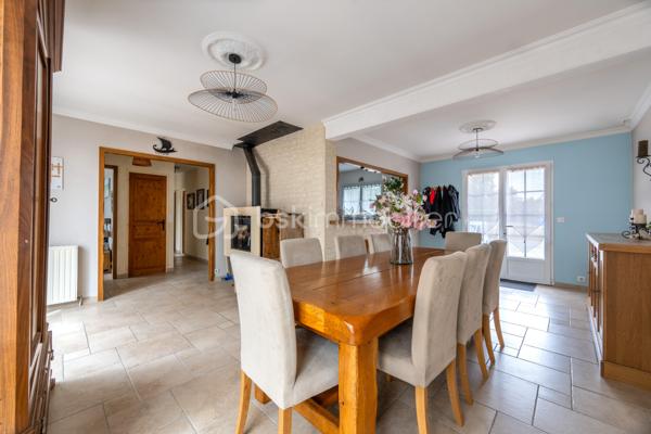 Située dans un environnement calme et verdoyant à Niherne, à seulement 10 minutes de Châteauroux, cette maison familiale de 130 m² habitables environ offre un cadre de vie généreux, avec de beaux volumes et un terrain arboré exceptionnel de 3 554 m².

Au rez-de-chaussée, une entrée avec couloir dessert un salon lumineux, une salle à manger équipée d' un Pac AIR/AIR et une cuisine équipée. Trois chambres avec placards intégrés, une salle d'eau et un WC complètent ce niveau.

À l'étage, vous découvrirez un palier, un bureau avec rangement, une salle de bain avec WC, ainsi que deux chambres avec rangement, idéale pour accueillir toute la famille.

Le sous-sol, d'une surface totale équivalente au rez-de-chaussée, propose un espace garde-manger, un garage, une cave et une buanderie/chaufferie. 
Un vrai atout pour le rangement et le confort du quotidien.

L'extérieur ne déçoit pas : terrasse avant et terrasse arrière, jardin arboré, le tout sur un terrain de 3 554 m².