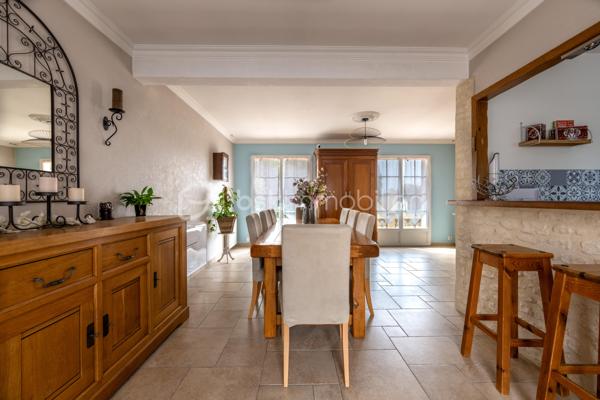 Située dans un environnement calme et verdoyant à Niherne, à seulement 10 minutes de Châteauroux, cette maison familiale de 130 m² habitables environ offre un cadre de vie généreux, avec de beaux volumes et un terrain arboré exceptionnel de 3 554 m².

Au rez-de-chaussée, une entrée avec couloir dessert un salon lumineux, une salle à manger équipée d' un Pac AIR/AIR et une cuisine équipée. Trois chambres avec placards intégrés, une salle d'eau et un WC complètent ce niveau.

À l'étage, vous découvrirez un palier, un bureau avec rangement, une salle de bain avec WC, ainsi que deux chambres avec rangement, idéale pour accueillir toute la famille.

Le sous-sol, d'une surface totale équivalente au rez-de-chaussée, propose un espace garde-manger, un garage, une cave et une buanderie/chaufferie. 
Un vrai atout pour le rangement et le confort du quotidien.

L'extérieur ne déçoit pas : terrasse avant et terrasse arrière, jardin arboré, le tout sur un terrain de 3 554 m².