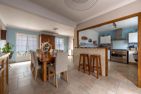 Située dans un environnement calme et verdoyant à Niherne, à seulement 10 minutes de Châteauroux, cette maison familiale de 130 m² habitables environ offre un cadre de vie généreux, avec de beaux volumes et un terrain arboré exceptionnel de 3 554 m².

Au rez-de-chaussée, une entrée avec couloir dessert un salon lumineux, une salle à manger équipée d' un Pac AIR/AIR et une cuisine équipée. Trois chambres avec placards intégrés, une salle d'eau et un WC complètent ce niveau.

À l'étage, vous découvrirez un palier, un bureau avec rangement, une salle de bain avec WC, ainsi que deux chambres avec rangement, idéale pour accueillir toute la famille.

Le sous-sol, d'une surface totale équivalente au rez-de-chaussée, propose un espace garde-manger, un garage, une cave et une buanderie/chaufferie. 
Un vrai atout pour le rangement et le confort du quotidien.

L'extérieur ne déçoit pas : terrasse avant et terrasse arrière, jardin arboré, le tout sur un terrain de 3 554 m².
