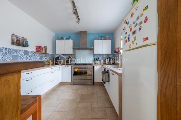 Située dans un environnement calme et verdoyant à Niherne, à seulement 10 minutes de Châteauroux, cette maison familiale de 130 m² habitables environ offre un cadre de vie généreux, avec de beaux volumes et un terrain arboré exceptionnel de 3 554 m².

Au rez-de-chaussée, une entrée avec couloir dessert un salon lumineux, une salle à manger équipée d' un Pac AIR/AIR et une cuisine équipée. Trois chambres avec placards intégrés, une salle d'eau et un WC complètent ce niveau.

À l'étage, vous découvrirez un palier, un bureau avec rangement, une salle de bain avec WC, ainsi que deux chambres avec rangement, idéale pour accueillir toute la famille.

Le sous-sol, d'une surface totale équivalente au rez-de-chaussée, propose un espace garde-manger, un garage, une cave et une buanderie/chaufferie. 
Un vrai atout pour le rangement et le confort du quotidien.

L'extérieur ne déçoit pas : terrasse avant et terrasse arrière, jardin arboré, le tout sur un terrain de 3 554 m².