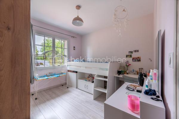 Située dans un environnement calme et verdoyant à Niherne, à seulement 10 minutes de Châteauroux, cette maison familiale de 130 m² habitables environ offre un cadre de vie généreux, avec de beaux volumes et un terrain arboré exceptionnel de 3 554 m².

Au rez-de-chaussée, une entrée avec couloir dessert un salon lumineux, une salle à manger équipée d' un Pac AIR/AIR et une cuisine équipée. Trois chambres avec placards intégrés, une salle d'eau et un WC complètent ce niveau.

À l'étage, vous découvrirez un palier, un bureau avec rangement, une salle de bain avec WC, ainsi que deux chambres avec rangement, idéale pour accueillir toute la famille.

Le sous-sol, d'une surface totale équivalente au rez-de-chaussée, propose un espace garde-manger, un garage, une cave et une buanderie/chaufferie. 
Un vrai atout pour le rangement et le confort du quotidien.

L'extérieur ne déçoit pas : terrasse avant et terrasse arrière, jardin arboré, le tout sur un terrain de 3 554 m².