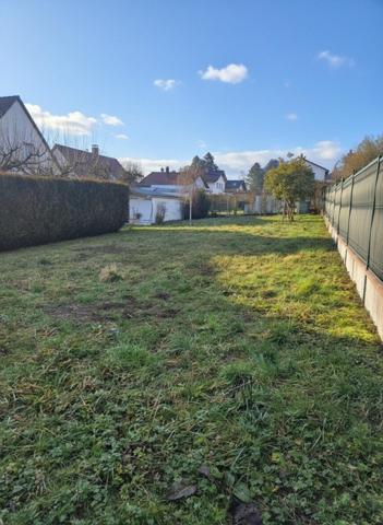 Terrain constructible de 351m², partiellement arboré. Non viabilisé