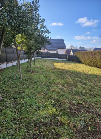 Terrain constructible de 351m², partiellement arboré. Non viabilisé